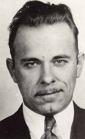 Δημόσιος Kίνδυνος νούμερο 1: ο John Dillinger, οι ληστείες τραπεζών τη δεκαετία του 1930, και ολίγον Ρομπέν των Δασών…
