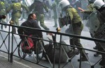  Σχετικά με τον τραυματισμό ατόμου κατά τη πρώτη επίθεση των ΜΑΤ στη πορεία της 17ης Νοέμβρη 2011
